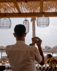 Egy üdülőhely közvetlenül El Gouna lagúnáinál, bárunk a strandon várja