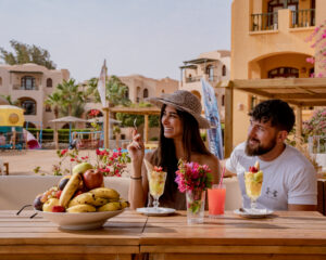 Egy üdülőhely közvetlenül El Gouna lagúnáinál, bárunk a strandon várja
